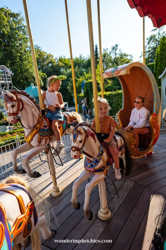 Kinderen op de draaimolen in pretpark Liseberg in Göteborg, een van de populairste attracties voor gezinnen.