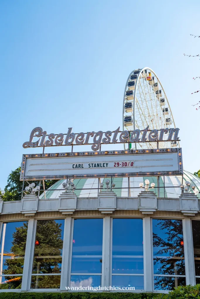 Lisebergsteatern met het grote reuzenrad in Göteborg op een zonnige dag.