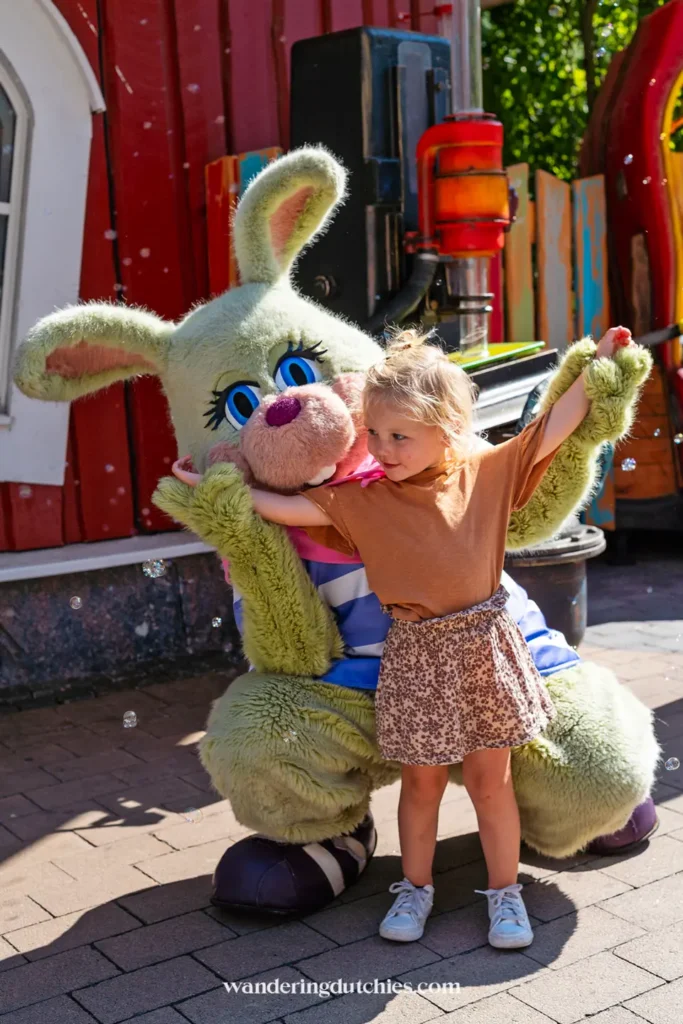 Kind poseert met Liseberg-konijn tijdens een zomerse dag in pretpark Liseberg in Göteborg.