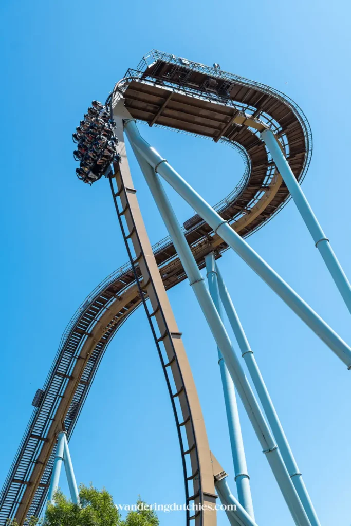 Attractie Helix in Liseberg, een spectaculaire achtbaan met steile bochten en blauwe lucht op de achtergrond.