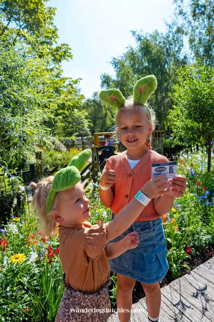 Twee kinderen met konijnenoren laten trots hun rijbewijs zien in de kindersectie van Liseberg, Göteborg.