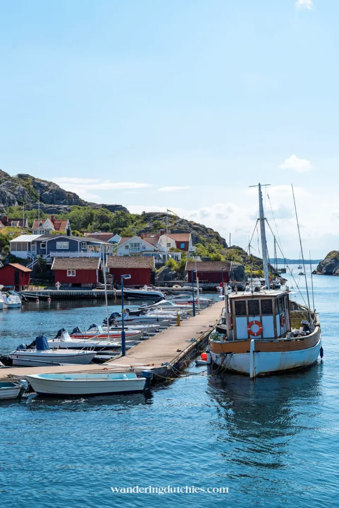Kleine haven met vissersboten en rode houten huisjes aan de westkust van Zweden.
