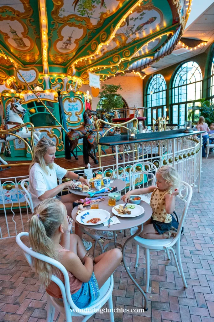 Gezin eet ontbijt bij de draaimolen in het restaurant van Liseberg Grand Curiosa Hotel in Göteborg.
