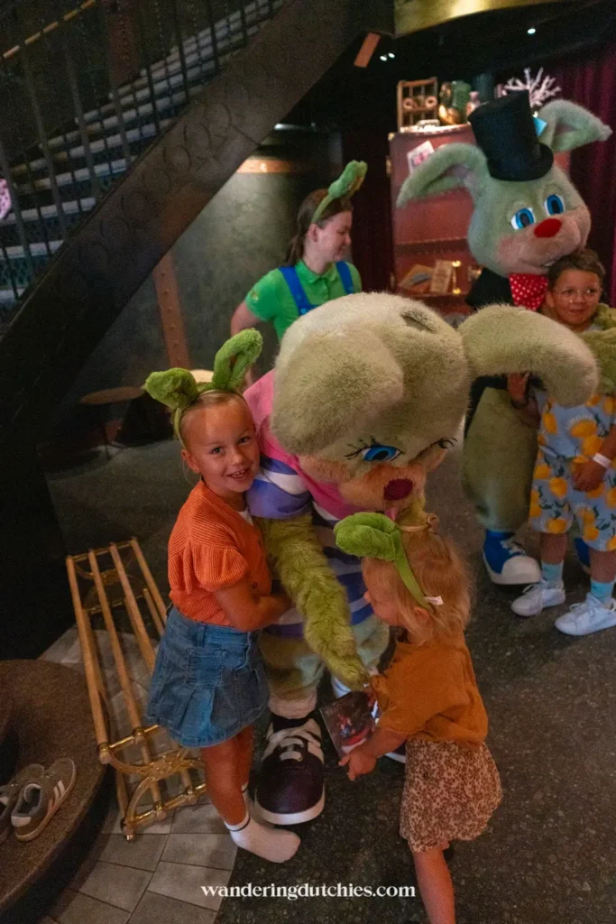 Kinderen ontmoeten de mascottekonijnen in het Liseberg Grand Curiosa Hotel in Göteborg.