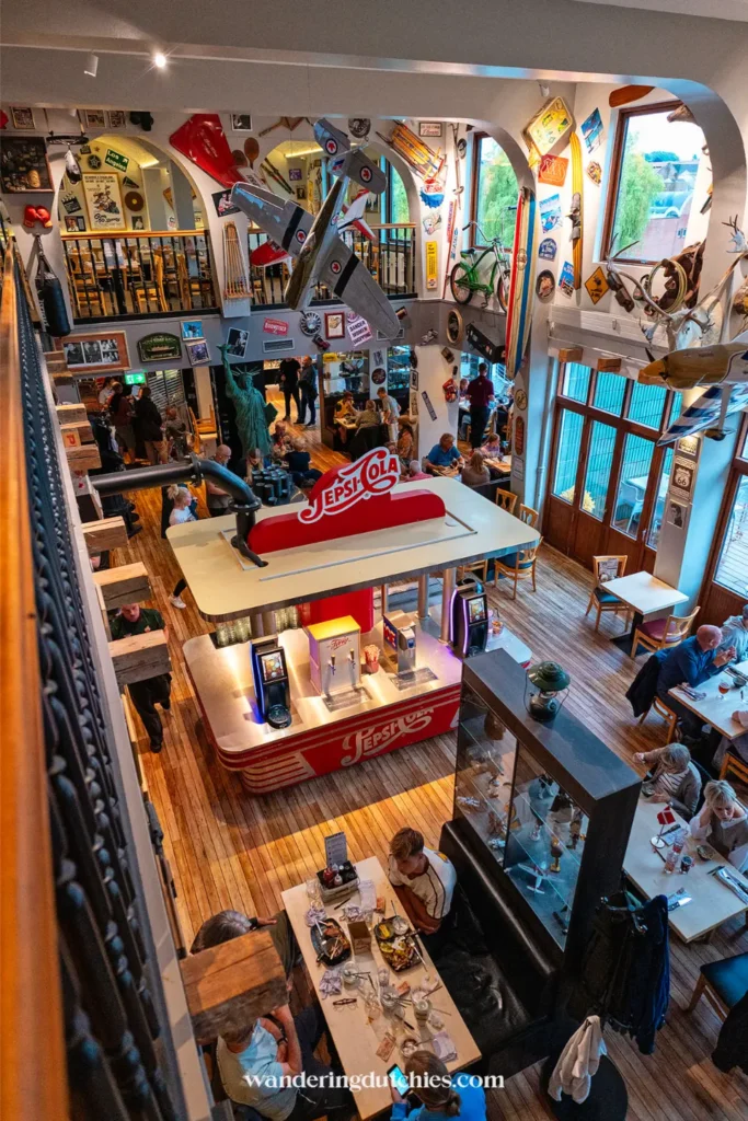Interieur van Bone’s Restaurant in Kolding, Denemarken, met vliegtuigen aan het plafond en retro decoratie