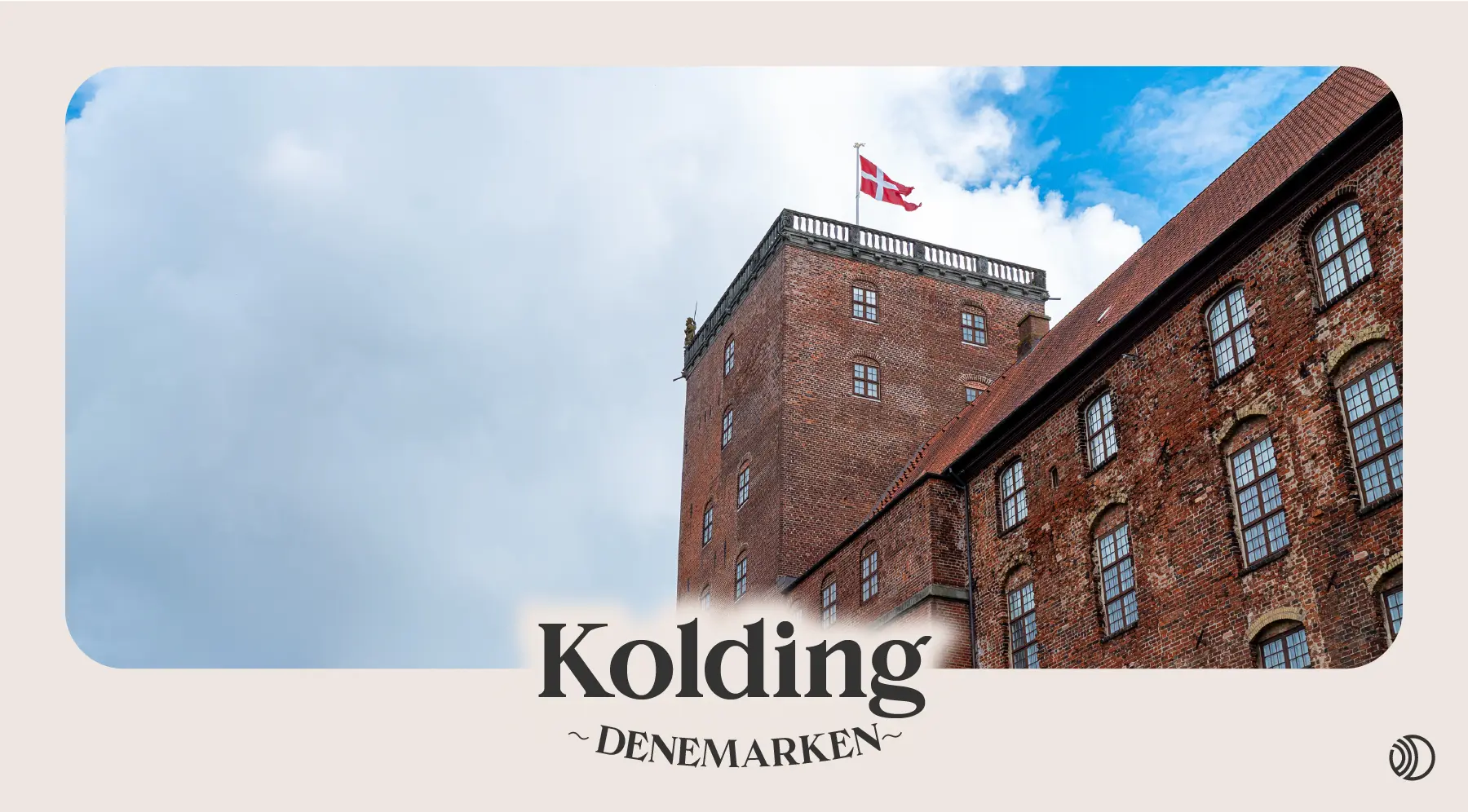 Bakstenen kasteel Koldinghus in Kolding met de Deense vlag bovenop