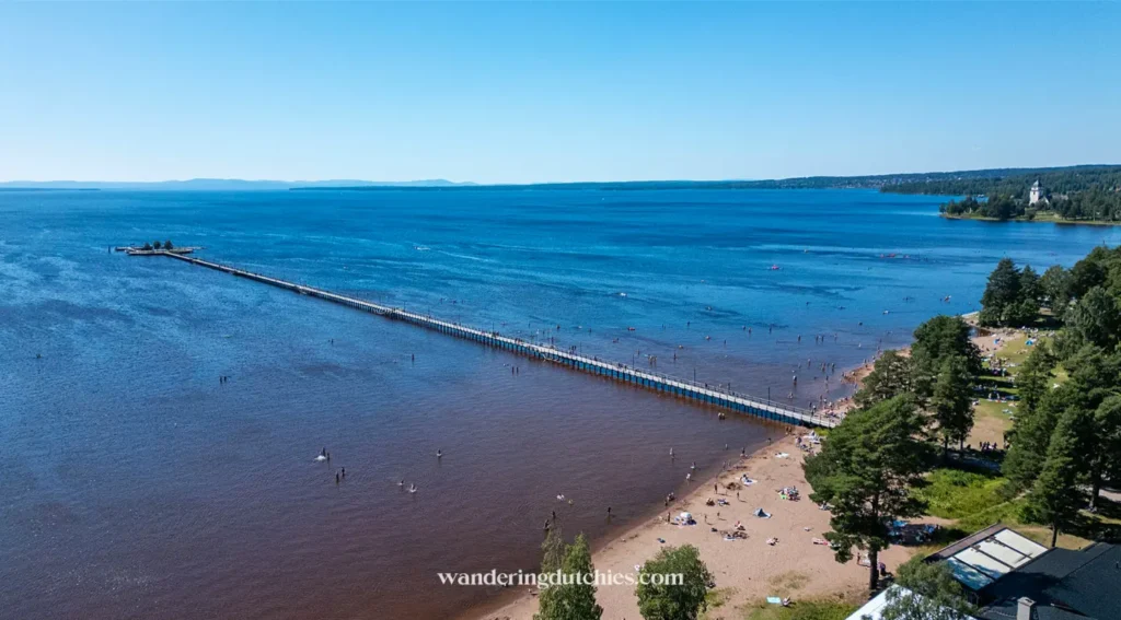 Luchtfoto van het strand en de lange pier in Rättvik aan het Siljanmeer tijdens een rondreis door Zweden