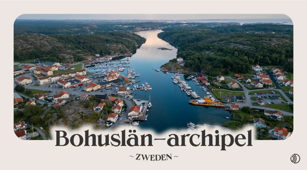Dronebeeld van een haven in de Bohuslän-archipel met boten, huizen en groen