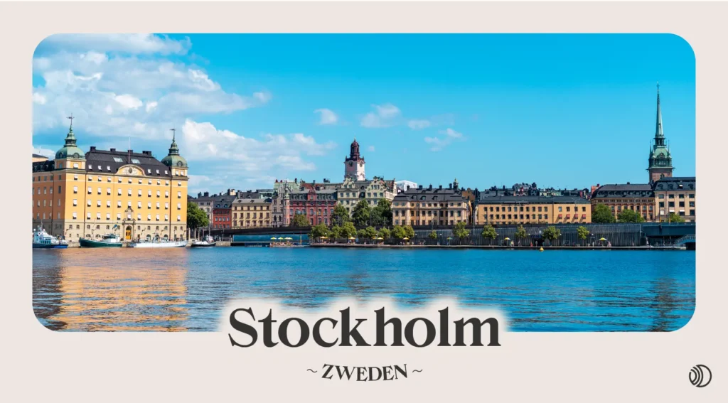 Uitzicht over het water op de kleurrijke skyline van Stockholm op een zonnige dag