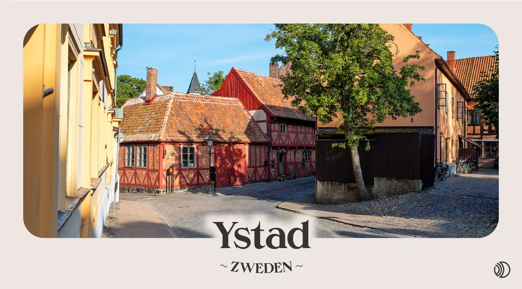 Gezellige straat in Ystad met vakwerkhuisjes, klinkers en warme avondzon