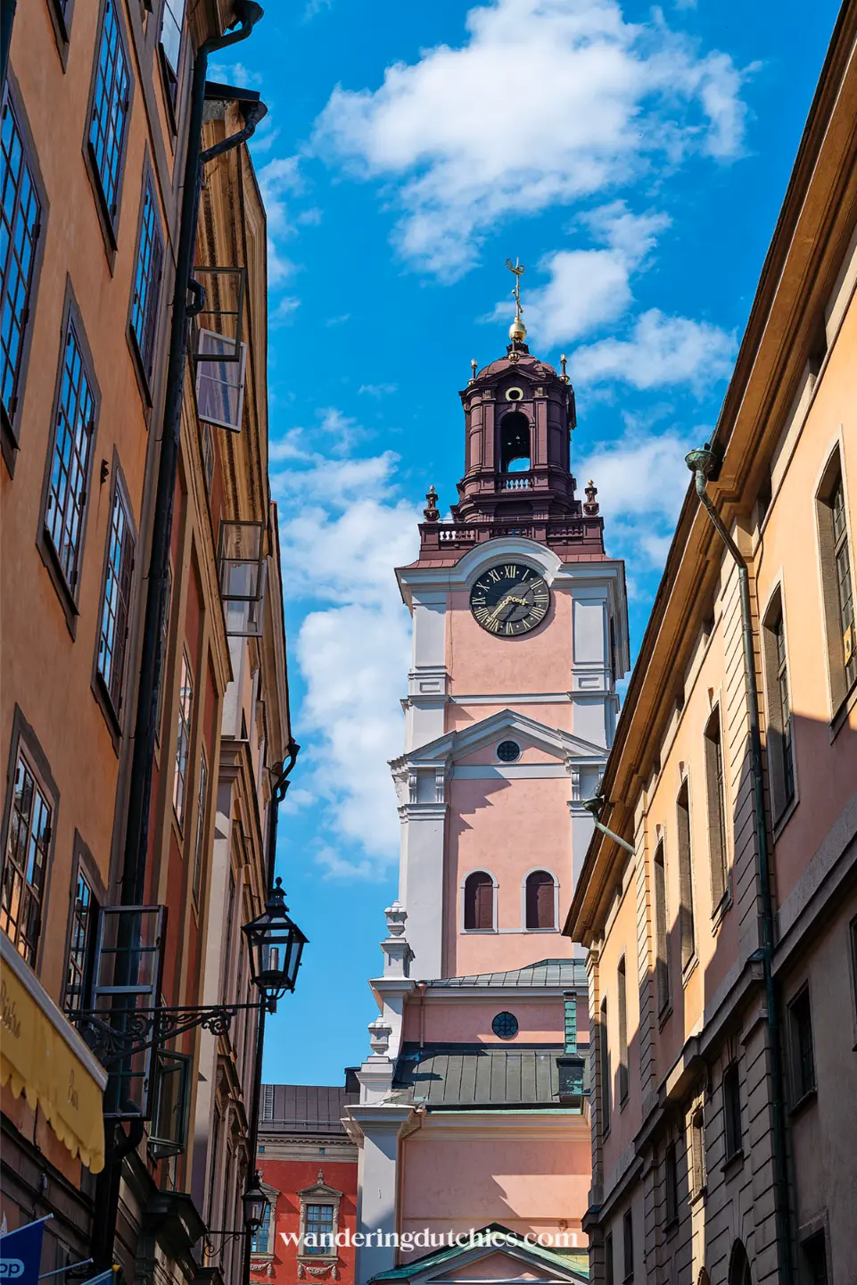 Kerktoren in Gamla Stan tussen smalle straten in Stockholm