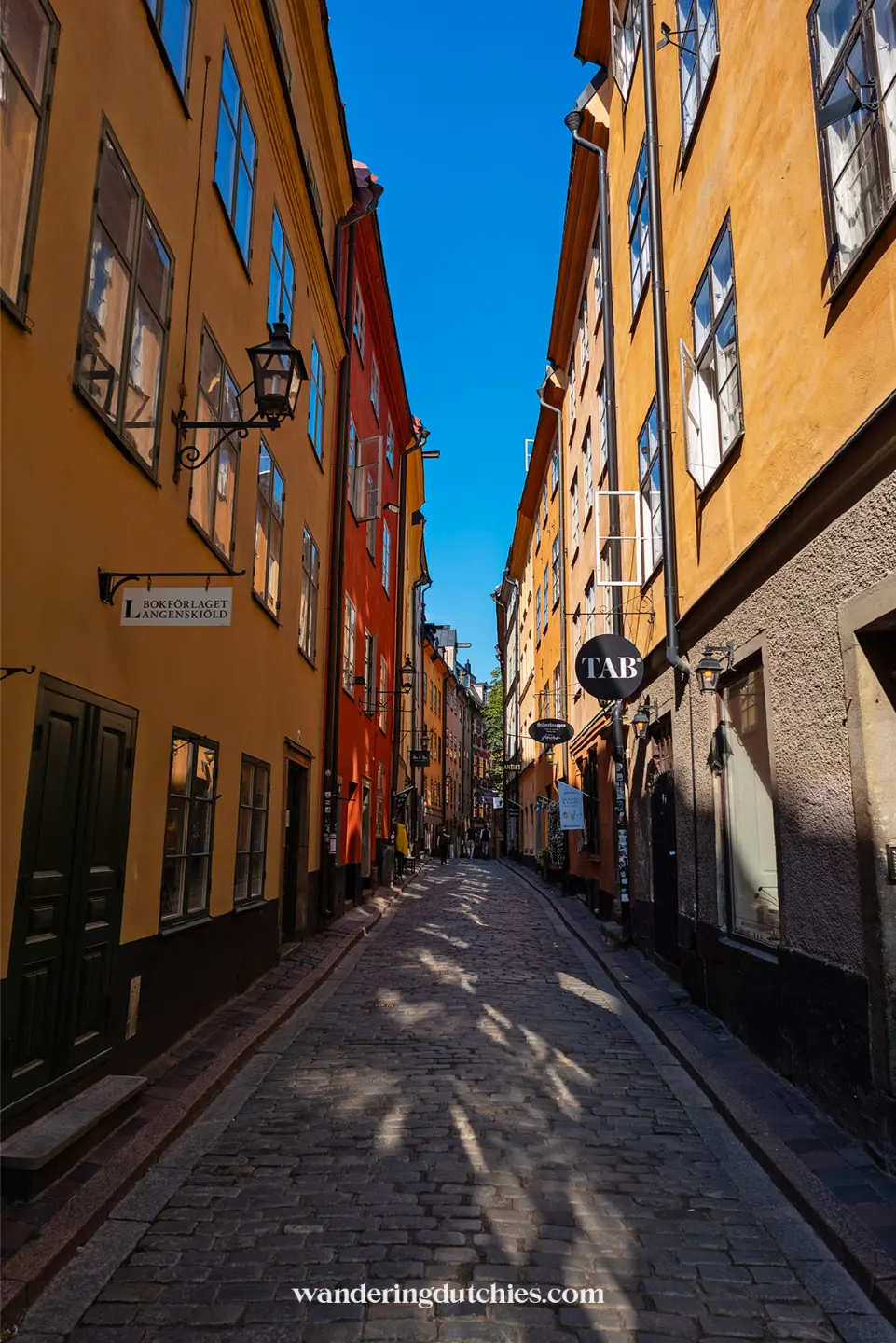 Smalle geplaveide straat met kleurrijke huizen in Gamla Stan, Stockholm