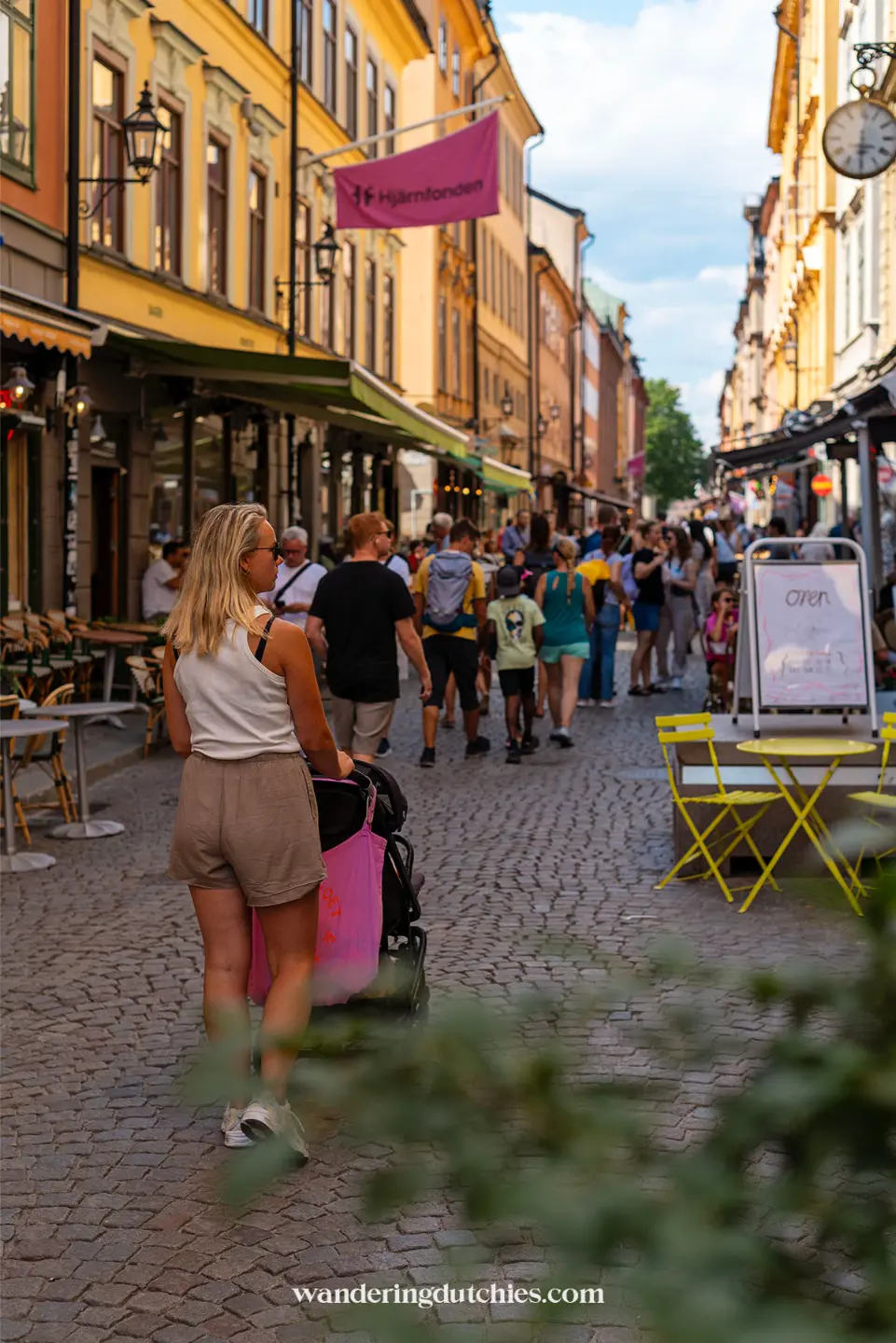 Drukke winkelstraat in Gamla Stan met wandelende bezoekers in Stockholm
