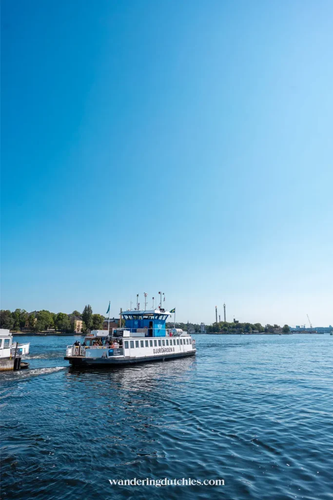 Veerboot over het water in Stockholm tijdens een zonnige stedentrip in Zweden