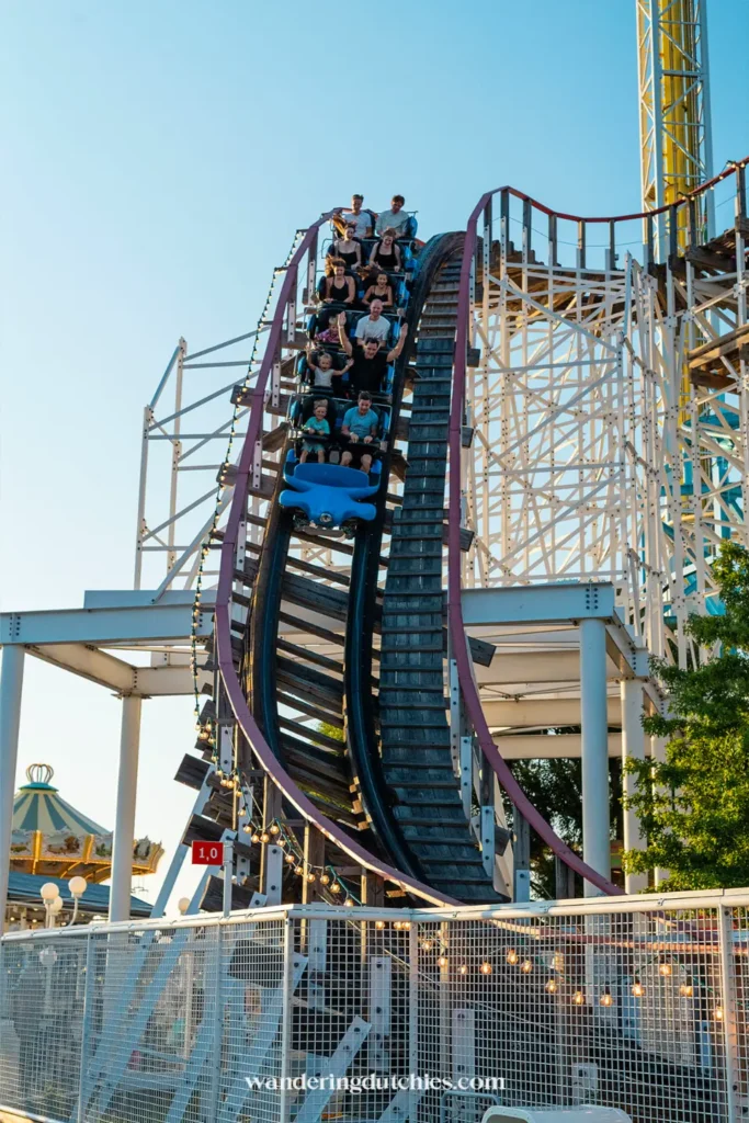 Achtbaan in pretpark Gröna Lund in Stockholm met uitzicht over de stad en het water