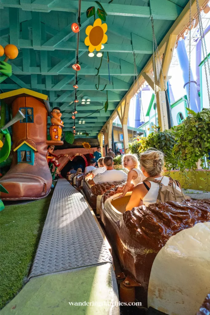 Binnenattractie voor kinderen in Gröna Lund in Stockholm tijdens een dag in het pretpark