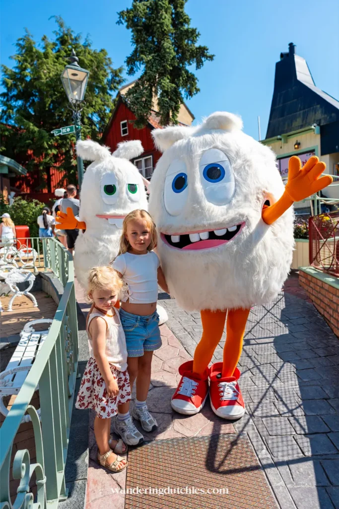 Kinderen poseren met mascottes in Gröna Lund in Stockholm tijdens een gezinsvakantie in Zweden