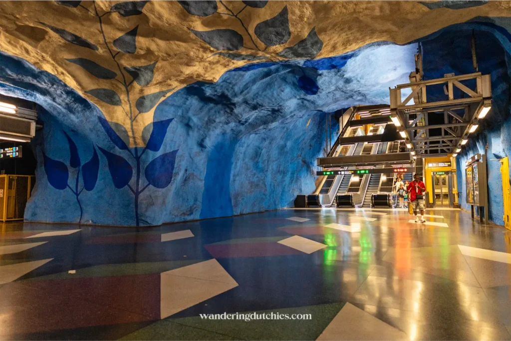 Blauwe grotachtige metrohalte in Stockholm, een van de kunstzinnige metrostations
