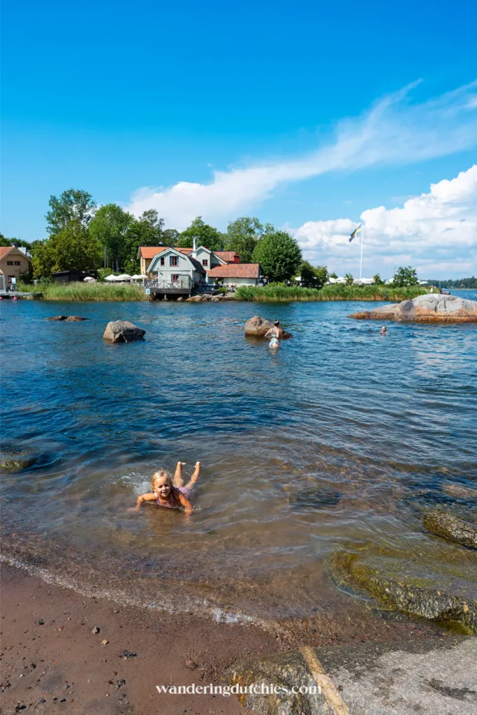Zwemmen bij rotsstrand in Stockholm archipel, Zweden