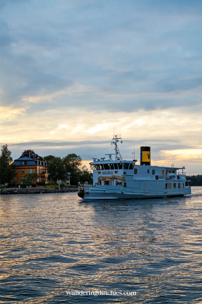 Veerboot bij zonsondergang in de archipel bij Vaxholm