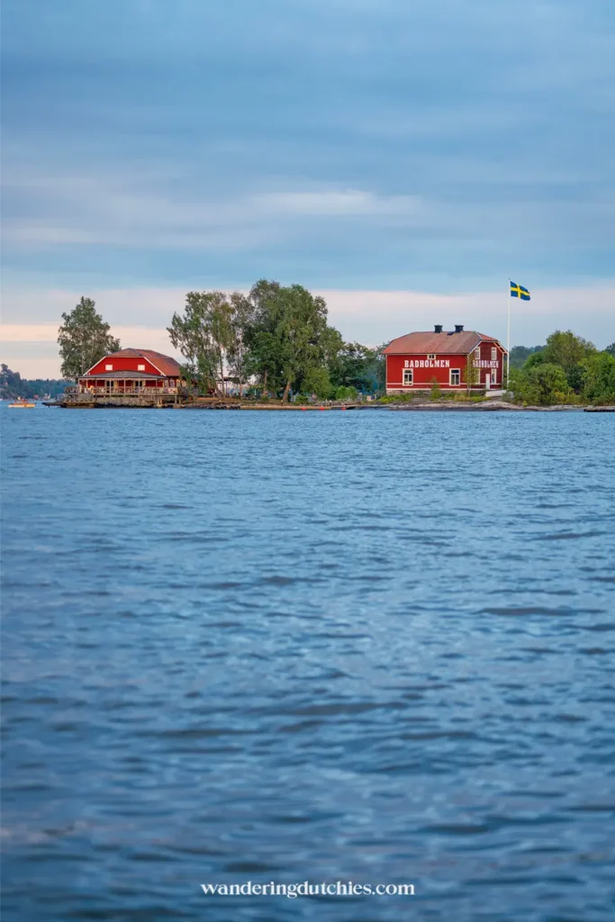 Eiland Badholmen met rood houten huis in de Vaxholm archipel