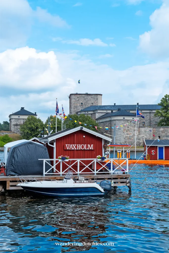 Haven met Vaxholm bord en fort op de achtergrond, Zweden