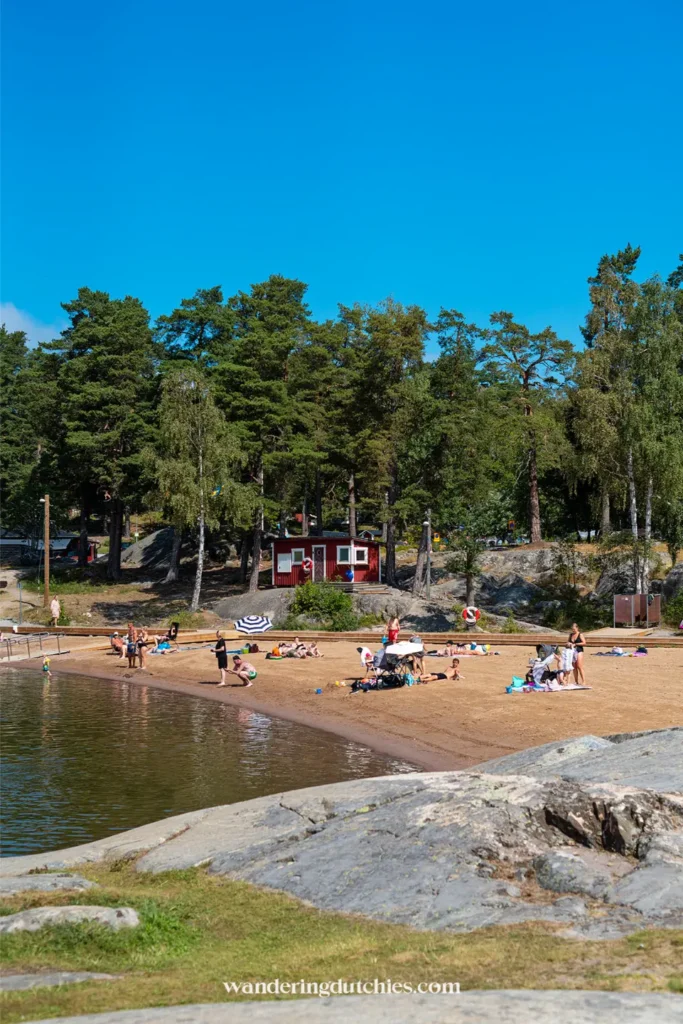 Strand bij Vaxholm met gezinnen aan het water in Zweden