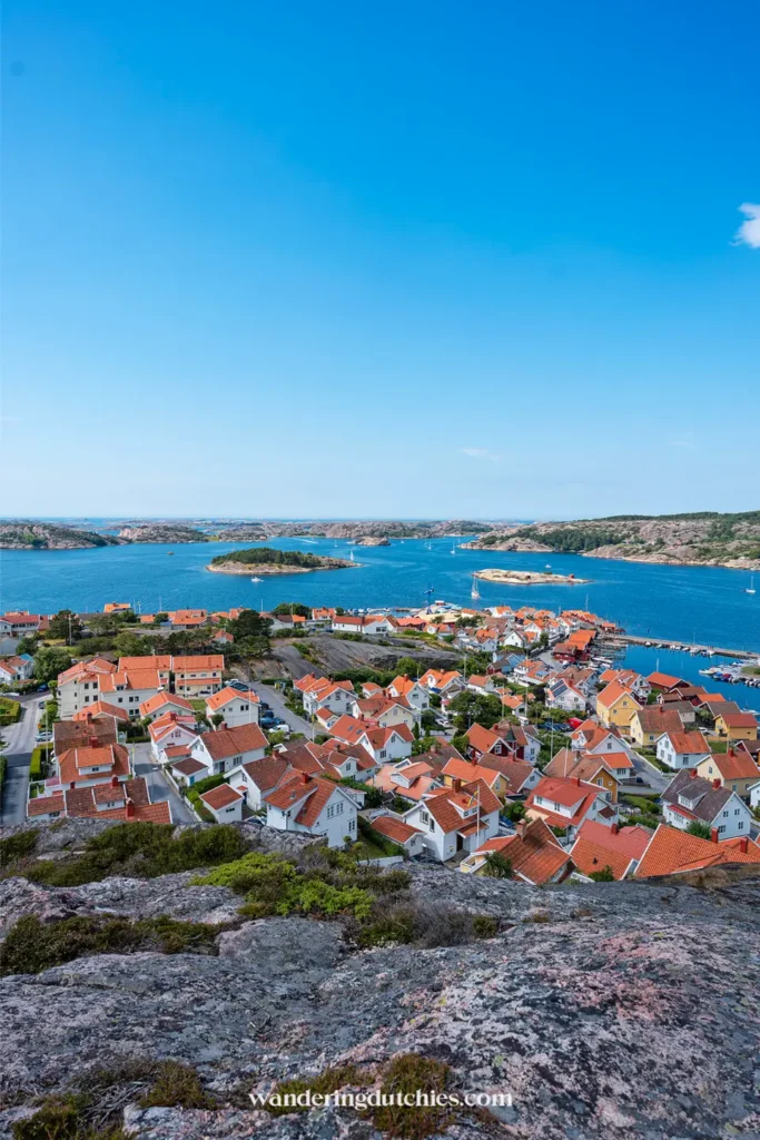 Panorama over Zweeds kustdorp met Scandinavische huizen en blauwe zee vanaf uitzichtpunt