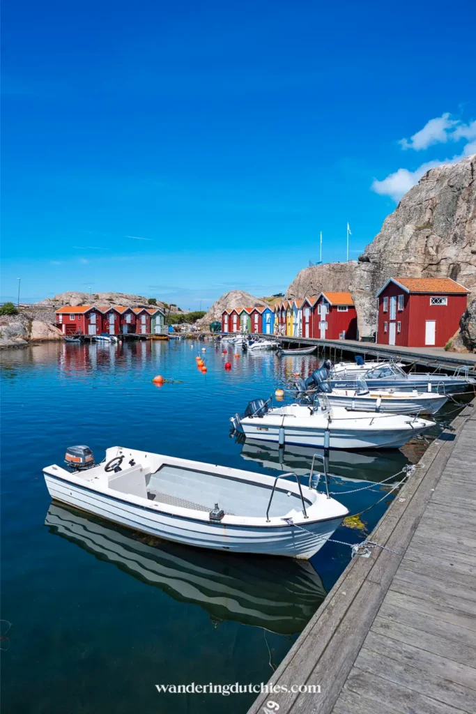 Haven van Smögen met witte boten en gekleurde boothuisjes langs het water