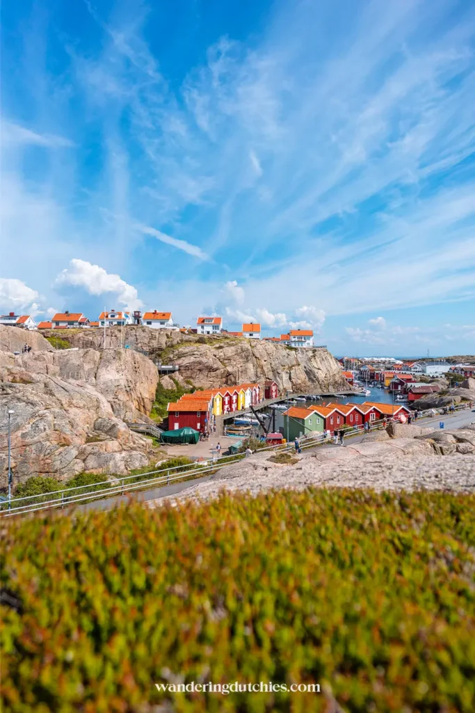 Uitzicht over de rotsachtige kust en zee bij Smögen aan de Zweedse westkust
