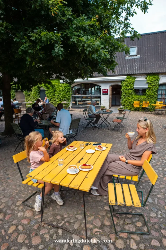 Gezin eet taart en drinkt koffie tijdens fika bij Olof Viktors in Zuid-Zweden