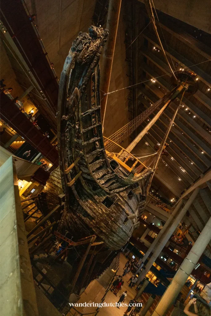 Het indrukwekkende oorlogsschip Vasa van binnen in het Vasamuseum in Stockholm