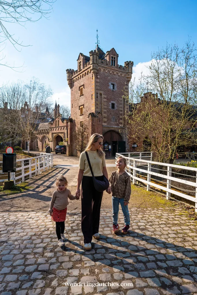 Gezin loopt over brug bij kasteel in Tongeren-Borgloon.