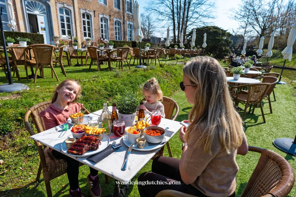 Gezin luncht op terras bij kasteel in Borgloon.