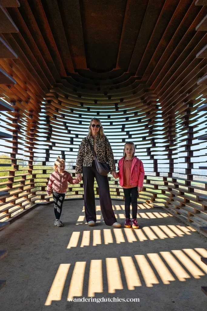 Gezin in het doorkijkkerkje Reading Between the Lines in Borgloon.