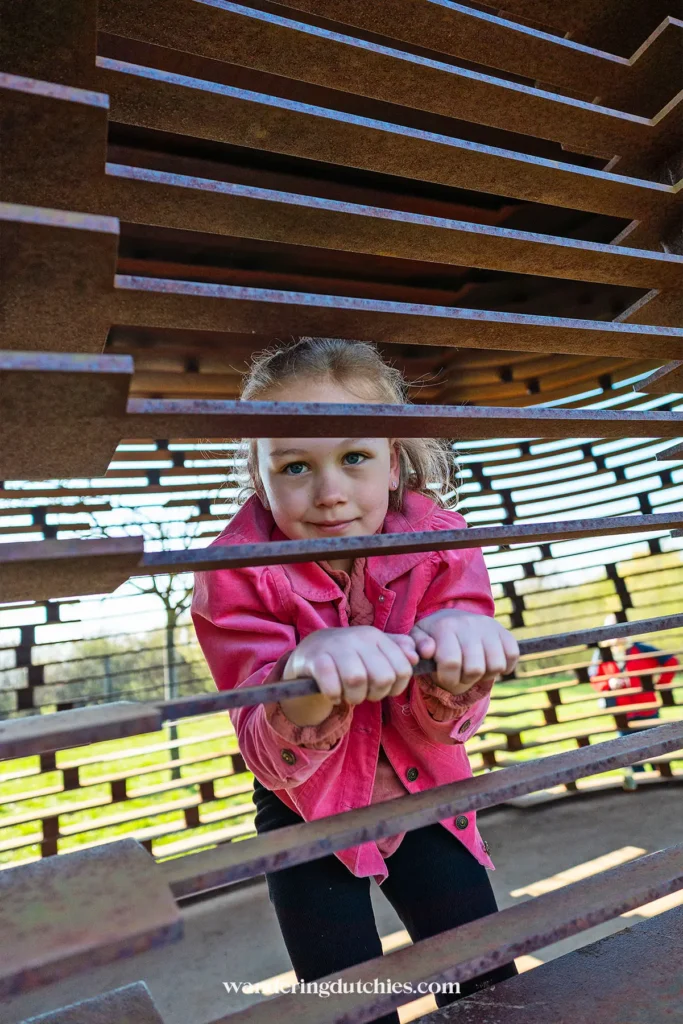 Kind speelt in het doorkijkkerkje Reading Between the Lines in Borgloon.