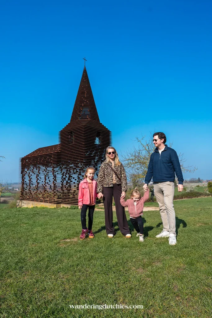 Gezin bij het doorkijkkerkje Reading Between the Lines in Borgloon.