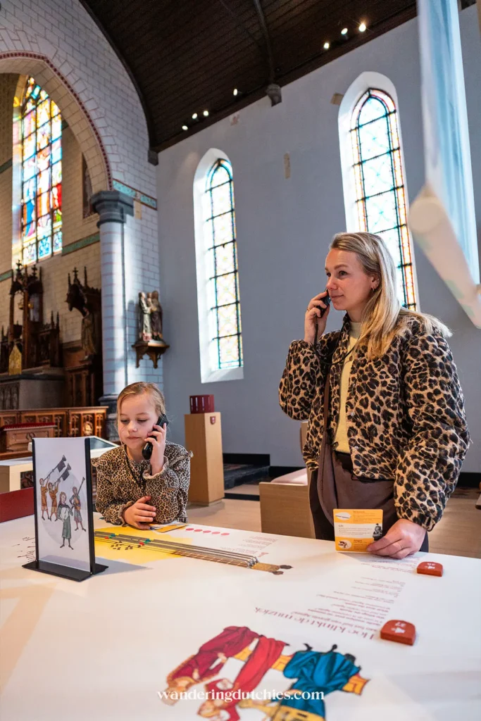 Moeder en kind met audiotour in GRAAF Borgloon, interactief museum in Tongeren-Borgloon met kinderen.