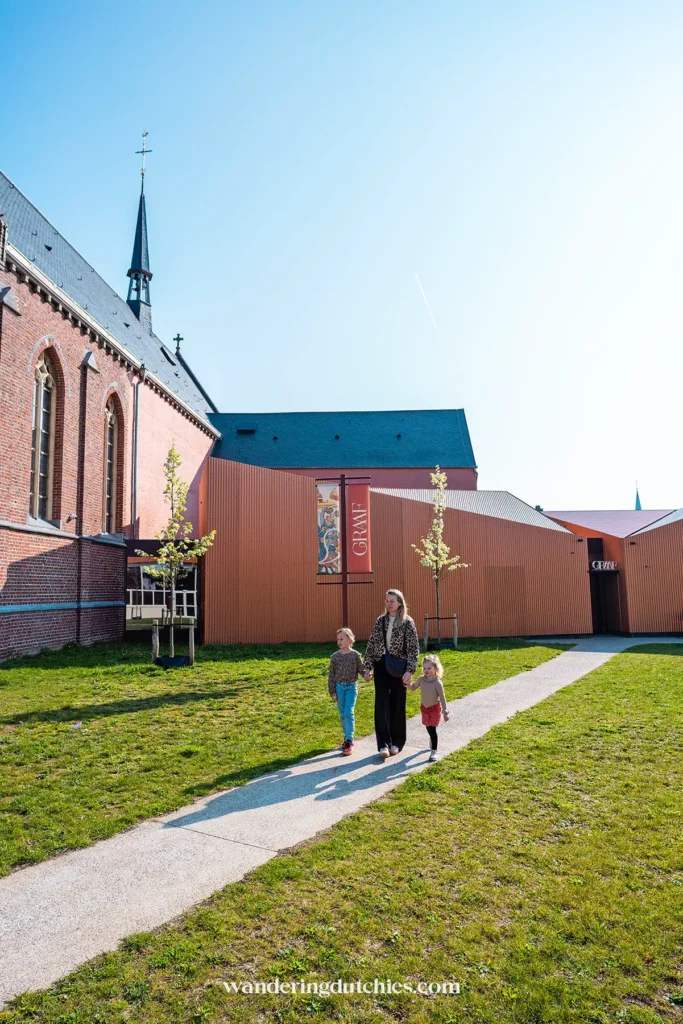 Gezin loopt naar GRAAF Borgloon, belevingscentrum in Tongeren-Borgloon in Belgisch Limburg.