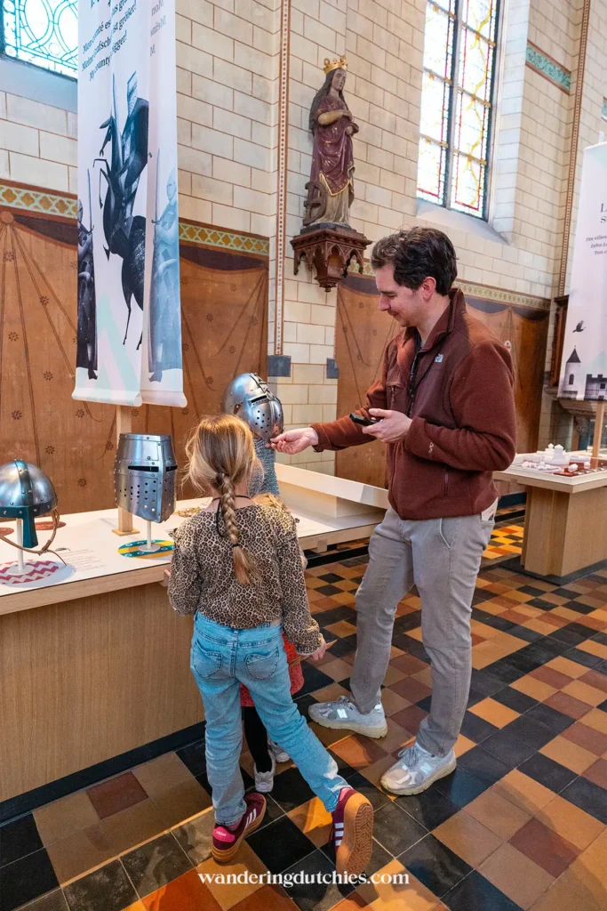 Kind past helm in GRAAF Borgloon, interactief museum voor kinderen in Tongeren-Borgloon.