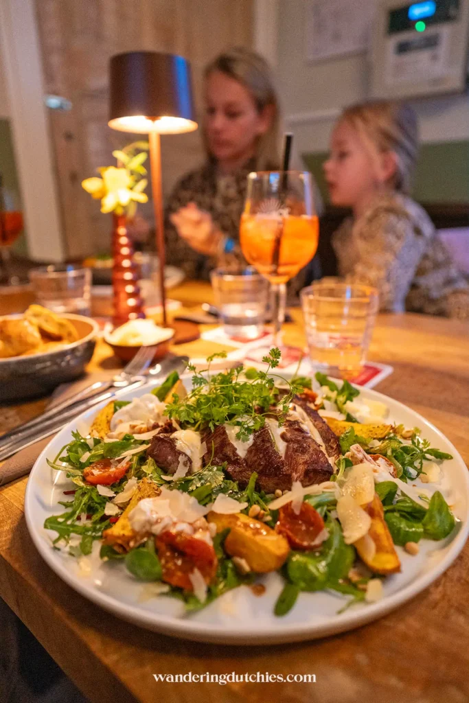 Gerechten op tafel in restaurant in Tongeren-Borgloon.