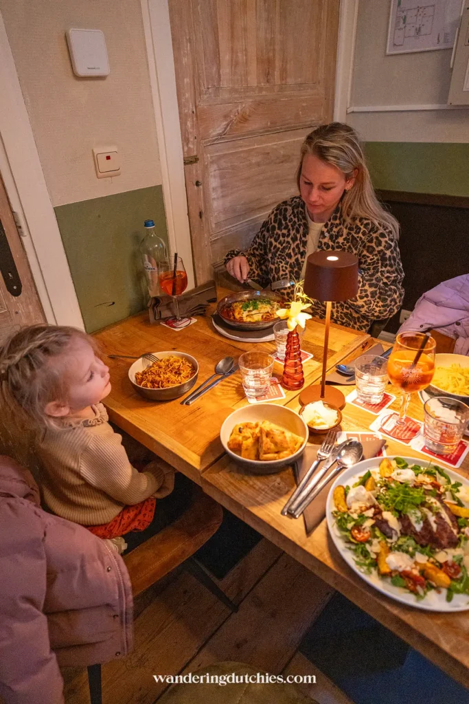 Gezin dineert in restaurant in Tongeren-Borgloon.