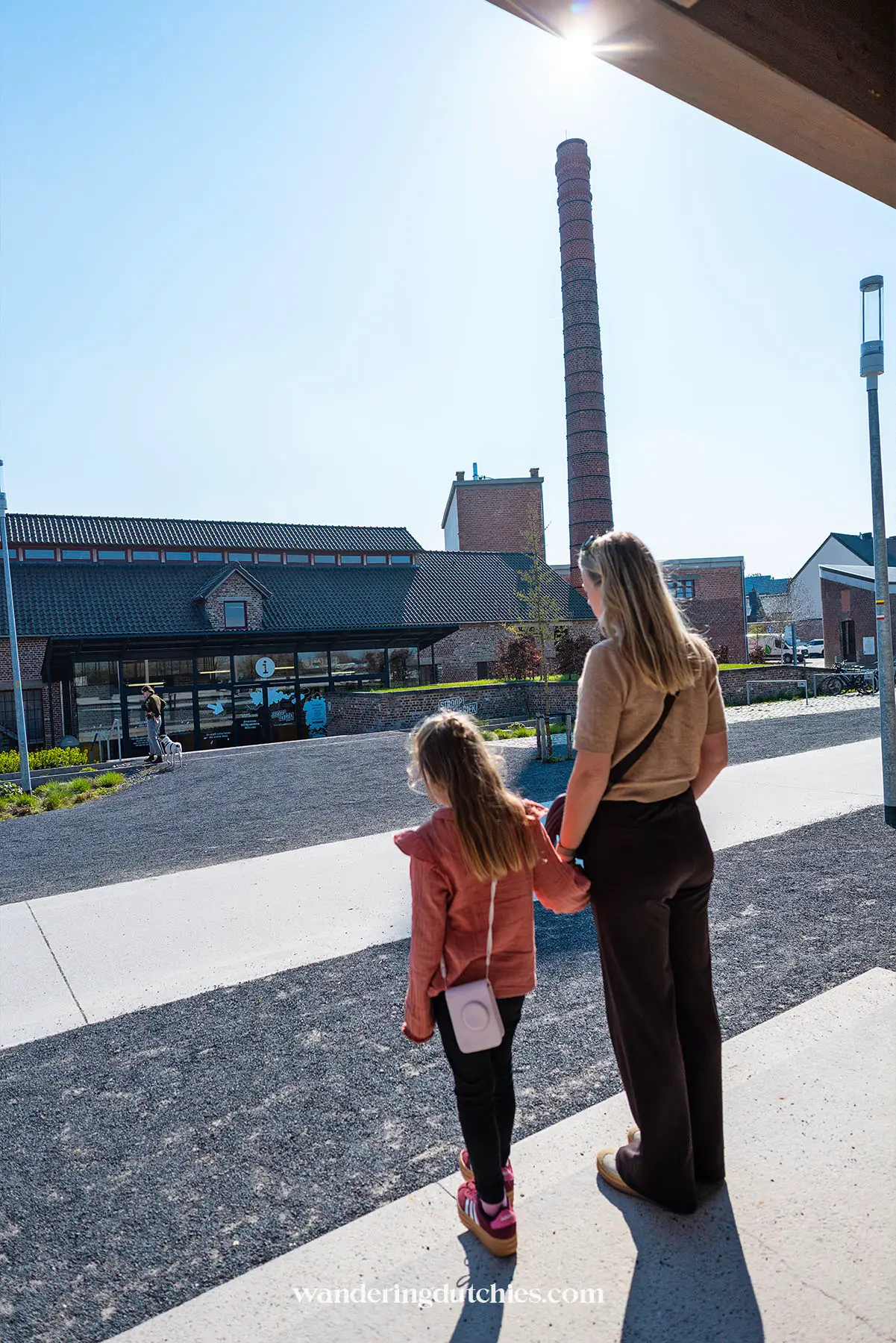 Gezin loopt richting de Stroopfabriek in Borgloon.