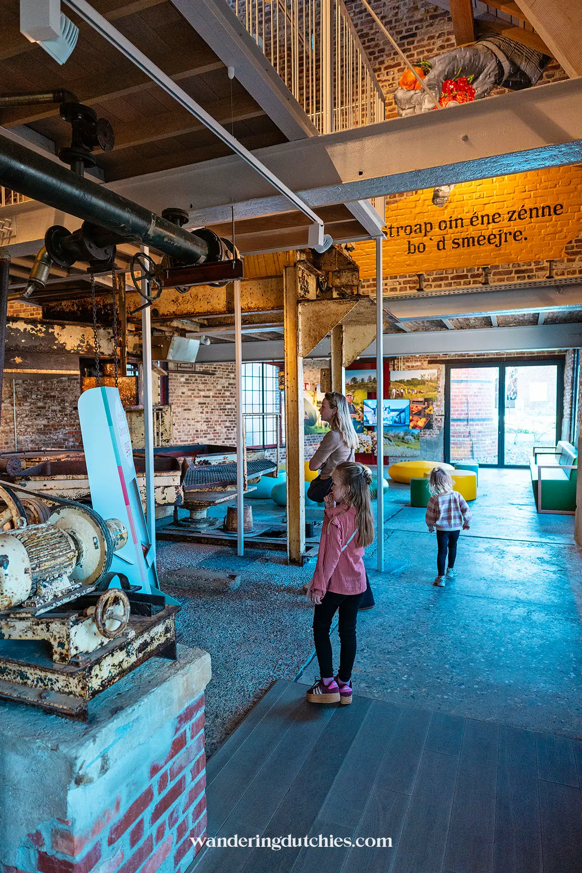 Gezin ontdekt het fruitbelevingscentrum Stroopfabriek in Borgloon.