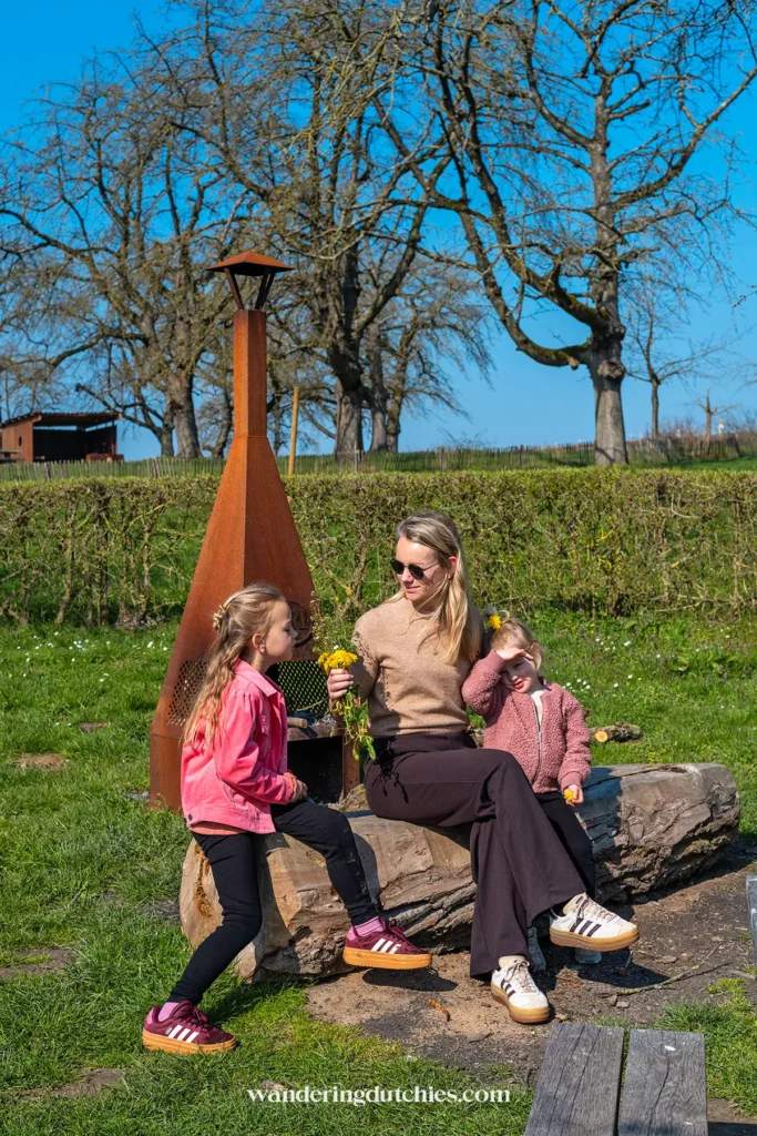 Gezin rust uit bij vuurplaats tijdens wandeling in Borgloon.
