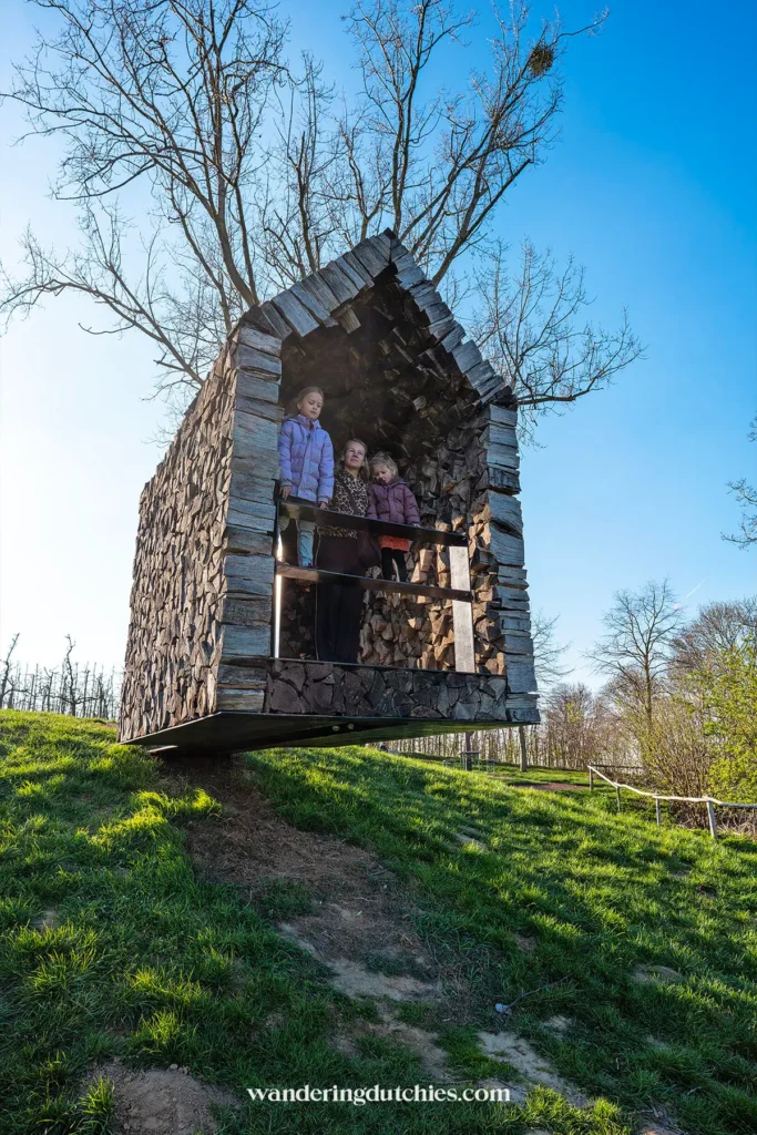 Gezin bij de zwevende kapel in Borgloon, Haspengouw.
