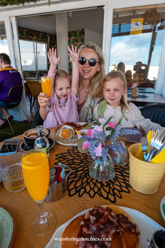 Gezin ontbijt samen op terras tijdens vakantie op Lanzarote.