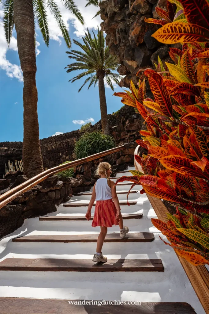 Kind loopt trap op bij Jameos del Agua op Lanzarote.