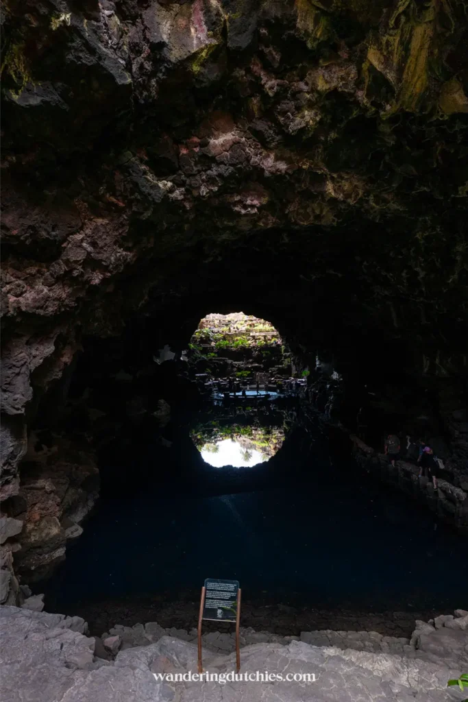 Binnen in Jameos del Agua met ondergrondse lagune op Lanzarote.