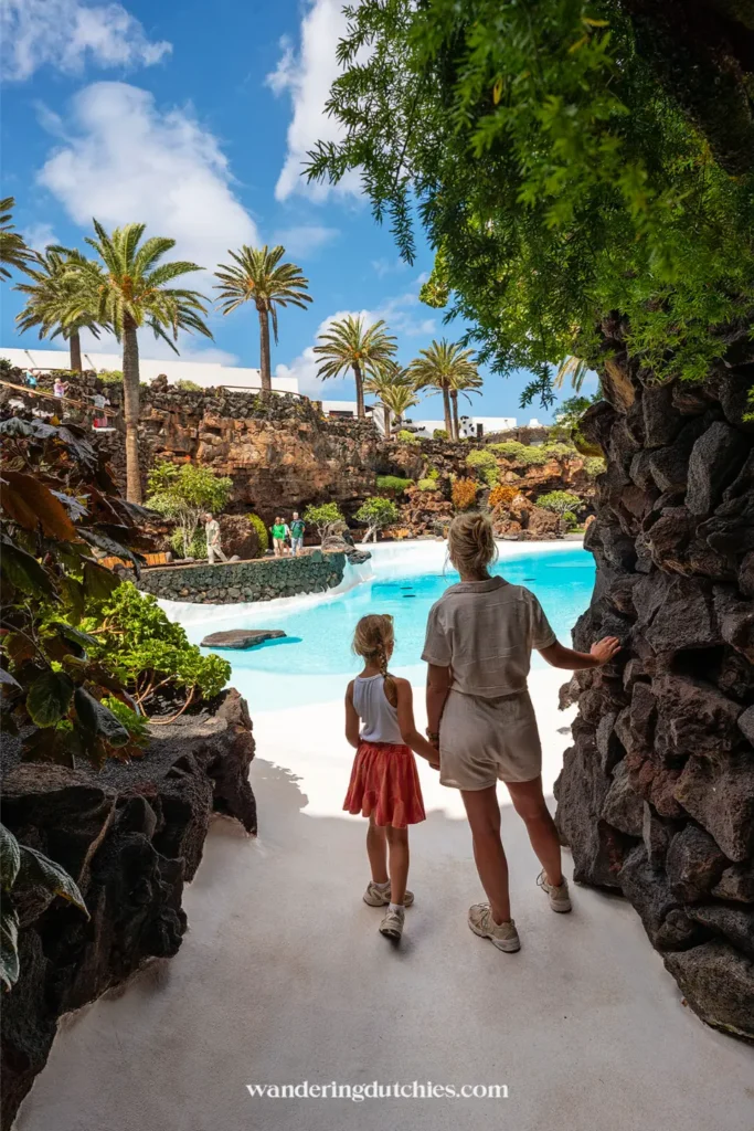 Moeder en kind bij zwembad van Jameos del Agua op Lanzarote.